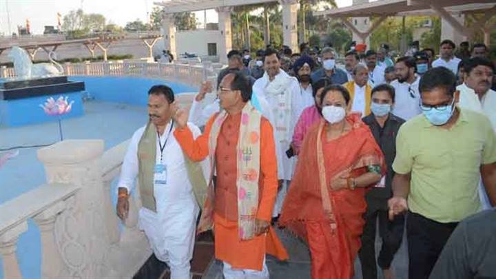 मुख्यमंत्री श्री शिवराज सिंह चौहान ने उज्जैन प्रवास पर श्री महाकाल महाराज विकास विस्तार योजना के कार्यों का अवलोकन किया।